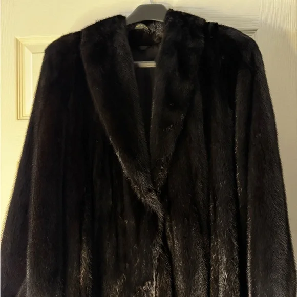 Full Length Mink Coat, “Like New” Only Worn a few Times from Macy’s Fur Vault - Picture 7 of 14